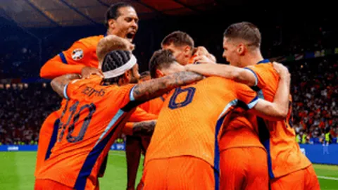 澄清报道：利兹未与霍伊伦签约，曼联球员心系留队